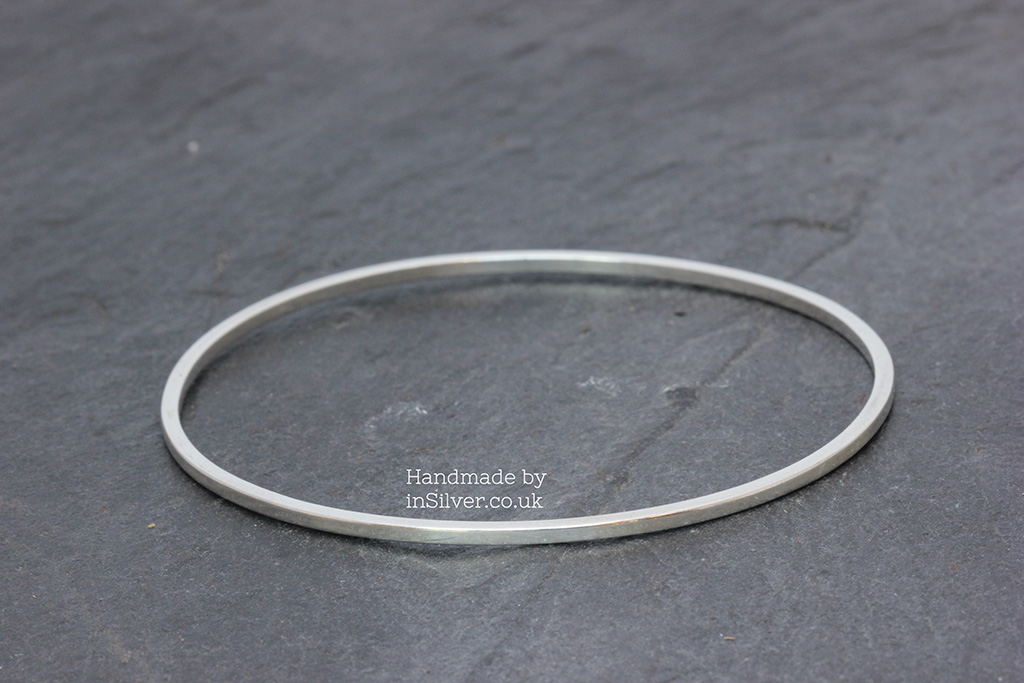 Square wire round bangle 1wm slate