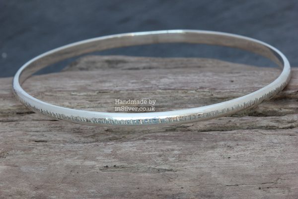 Traditional D-shape bangle - Line hammered