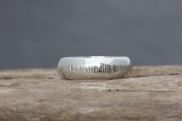 Chunky D-shaped ring - Line Hammered