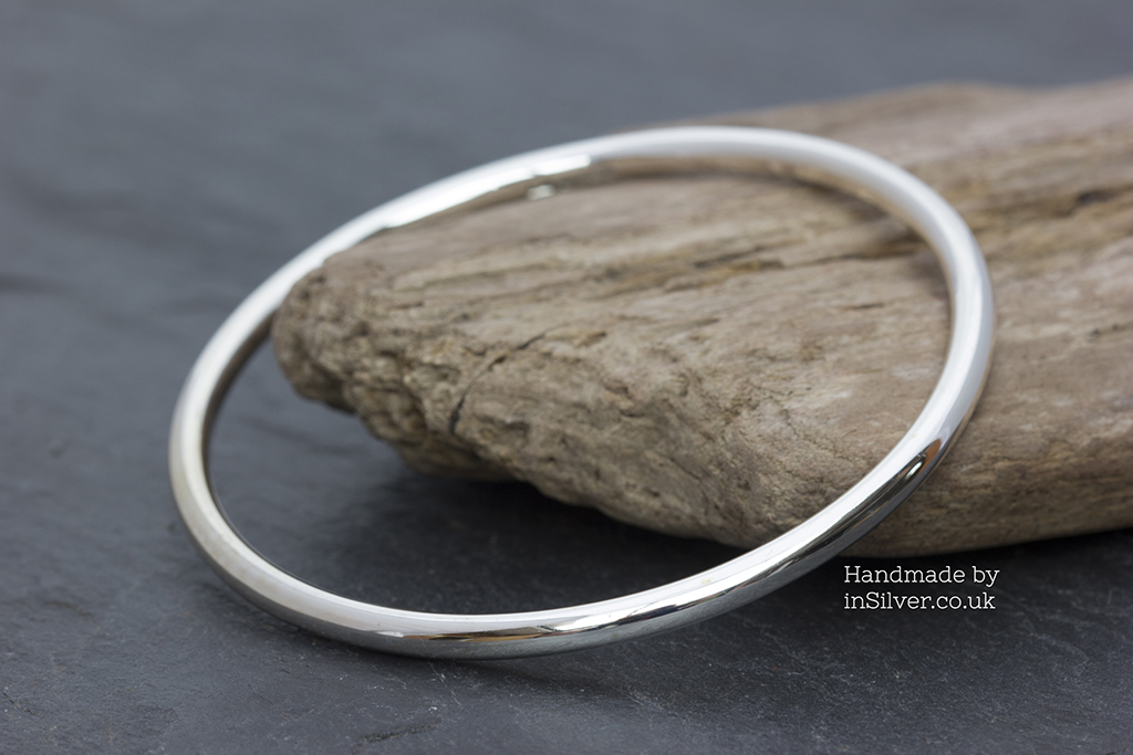 Fully rounded silver bangle