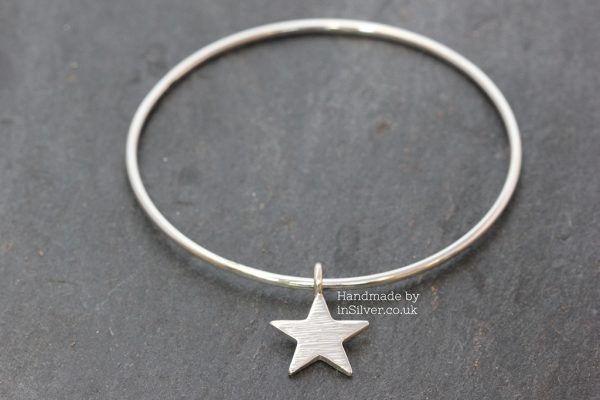 Star charm bangle - Line Hammered