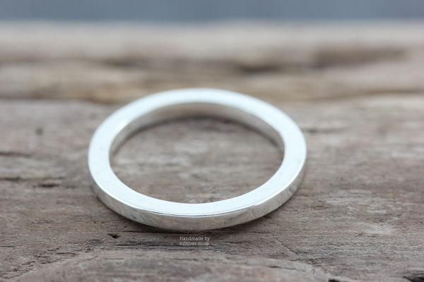 Square wire ring, plain.