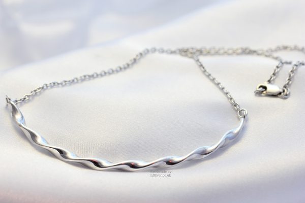 Ribbon Twist Curve Necklace